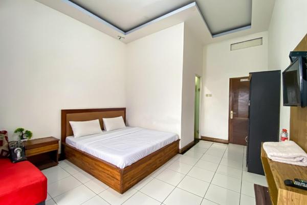 Hotel Tirta Jadi at Karangkobar Banjarnegara Mitra RedDoorz, Boek  Central Java Hotels met Parkeerplaats, Parkeren
