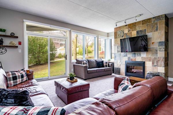 Easy Rider Chalet Steps to Lift & Blue Village, Boek Chalet Ontario Hotels met Parkeerplaats, Parkeren