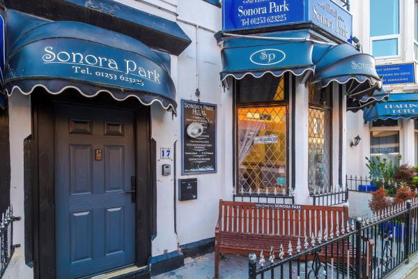 Entire Sonora Park Hotel Sleeps 37 Central Pier, Boek  Blackpool Lancashire