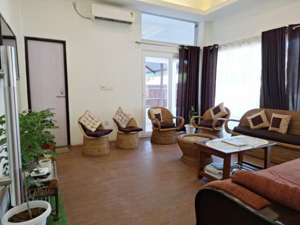 Meadowlark, Boek  Pakariāmukh 