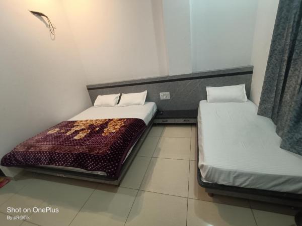 Hotel Madhuram 450 Mtr Ringus Railway STN, Boek  Hotels in Rīngas met parkeren, Parkeren