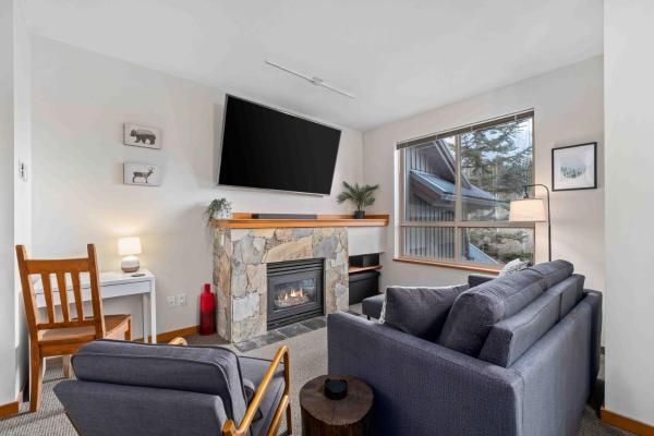 2BR in Symphony, Hot Tub, Gas Fireplace, Epic Village Location, Ski Shuttle, Boek  Whistler Brits Columbia