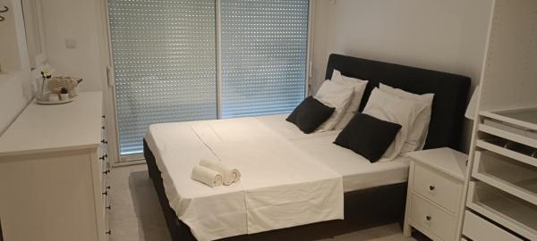 Villa Climatisée avec piscine privée, Boek  Hotels in Rhone-Alpen met parkeren, Parkeren