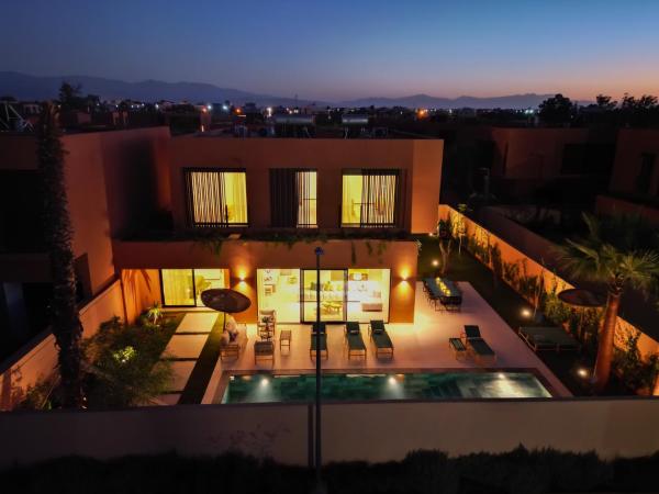 Villa Marleanis 5 suites 300m2 piscine chauffée privative 11m de long résidence avec gardien, Boek  Hotels in Marrakech-Tensift-Haouz met parkeren, Parkeren