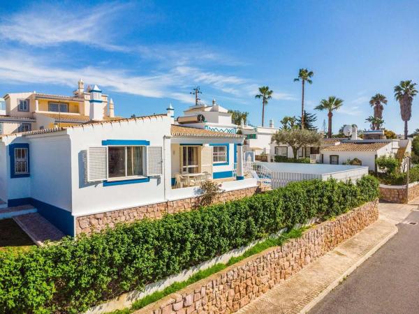 Villa Gabriella - Charming villa in great location close to everything you need, Boek  Algarve Hotels met een Zwembad, Zwembad