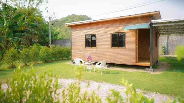 ยายยองรีสอร์ท, Boek  Ban Khao Chak Khaek Rayong