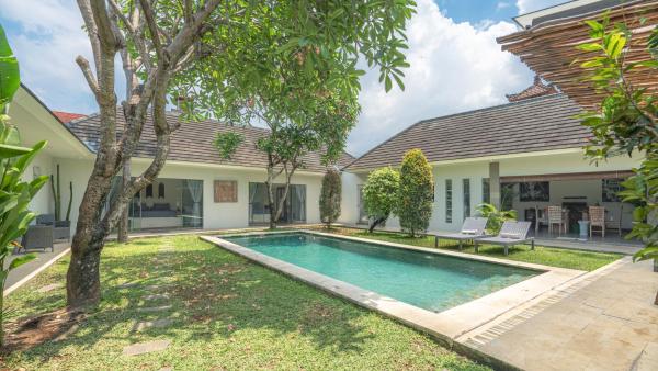 Villa Alana, 3 BR Villa in Kerobokan, Boek  Hotels in Kalimantan met zwembad, Zwembad