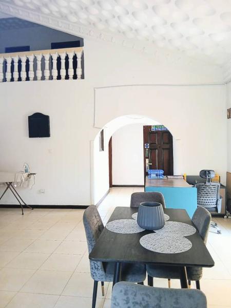 Nicole\s Lodge, Boek  Taifa Greater Accra