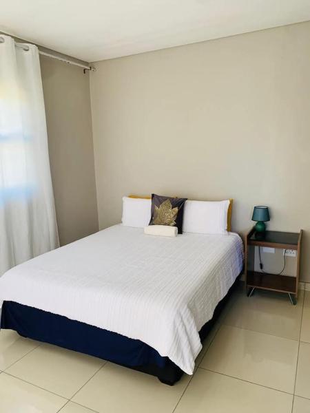 Logo Luxury Guesthouse, Boek  Khomas Hotels met een Zwembad, Zwembad