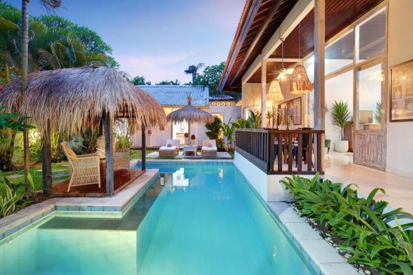 Seminyak Beach Seagrass Villa 4BR - pool & staff, Boek  Bali Hotels met Parkeerplaats, Parkeren