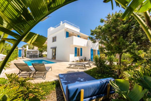 Villa exclusiva frente al mar con jardin y piscina, Boek  Cala Blanca Menorca