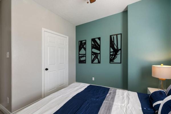 Modern 3 Bedroom with 85 Inch TV, Boek  Houston Houston