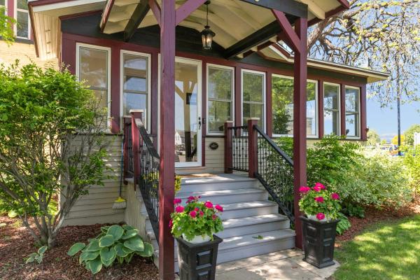 Braywood Inn, Boek  Oshkosh Wisconsin