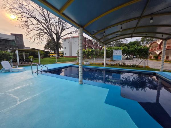 Hotel Los Cedros, Boek  Martinez de La Torre Veracruz