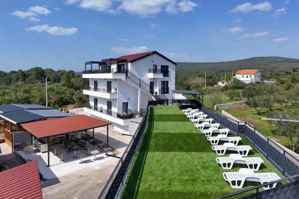 Golden Horizon Residence-Peaceful Oasis with Pool Near the Sea, Boek  Hotels in Turanj met zwembad, Zwembad