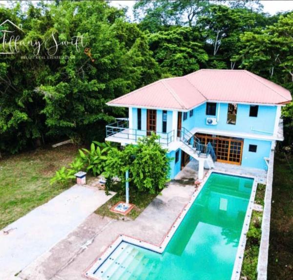 Crown Jewel Eco Villa, Boek  Hotels in Cayo met zwembad, Zwembad