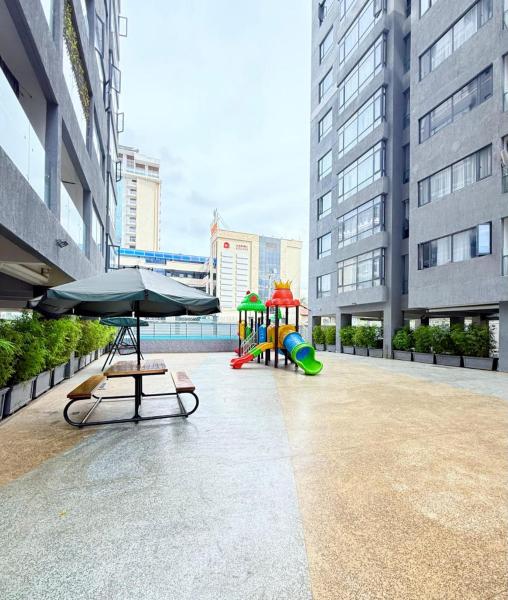 Elegant classy apartment with swimming pool ,fully equipped gym ,child play area and close proximity to shopping malls and great breathtaking views, Boek Appartement Nairobi Nairobi