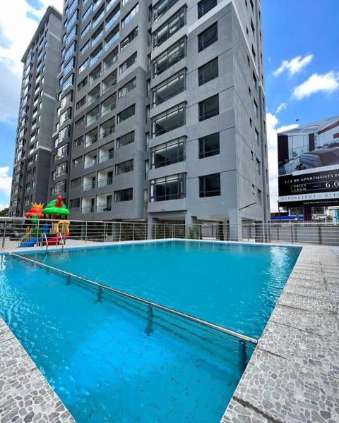 executive fully furnished three bedroom apartment in kilimani with swimming pool,fully fitted gym ,child play area ,high speed WIfi and other modern facilities to give you comfort and luxury, Boek Appartement Nairobi Nairobi