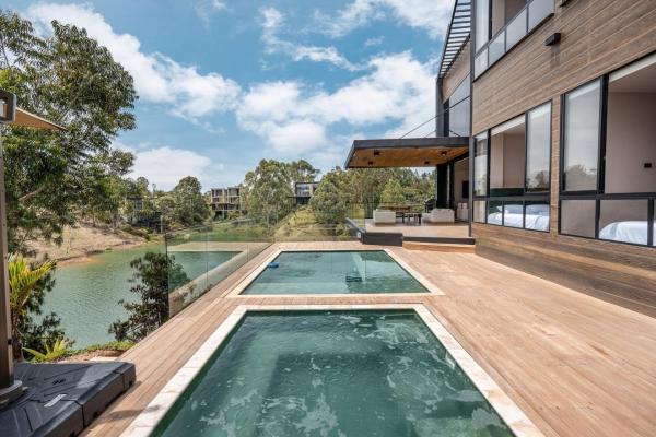 Luxury Villa in Guatapé | Pool and lake, Boek  Medellín Antioquia
