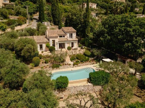Villa With Pool And Views Of Cannes, Boek  Hotels in Rhone-Alpen met parkeren, Parkeren