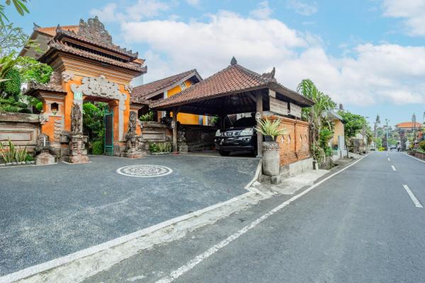Capital O 94011 Binhari Guest House, Boek  Hotels in Bali met parkeren, Parkeren
