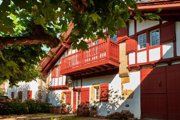 Maison Dominxenea, Boek  Sare French Basque Country